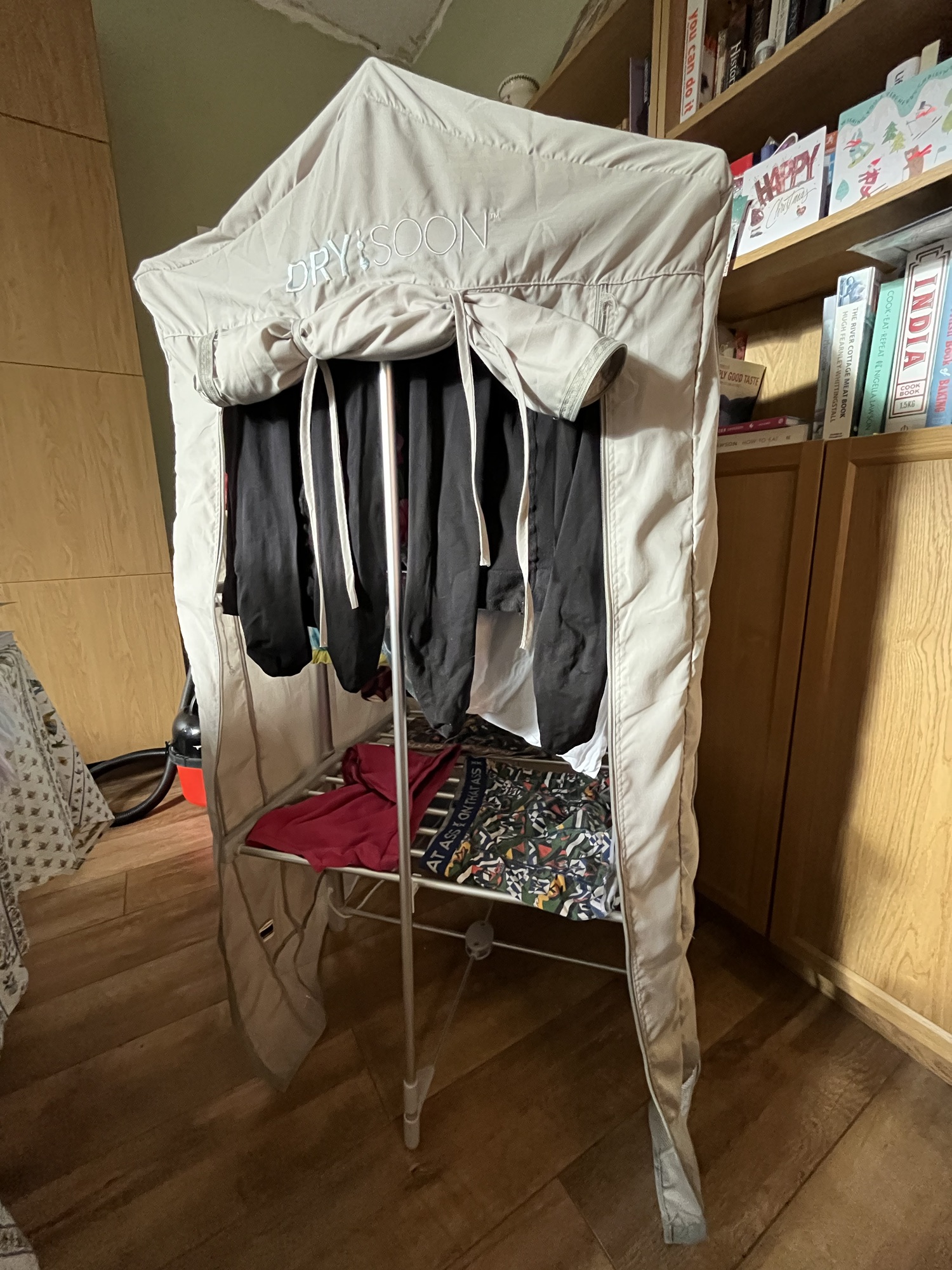 A Dry:soon heated airing rack, for drying laundy