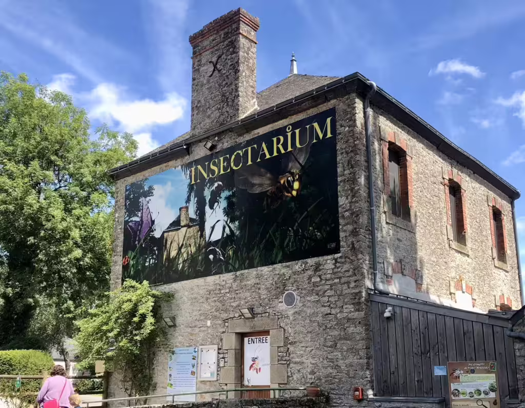 A photo of the outside of the Insectaraium de Lizio