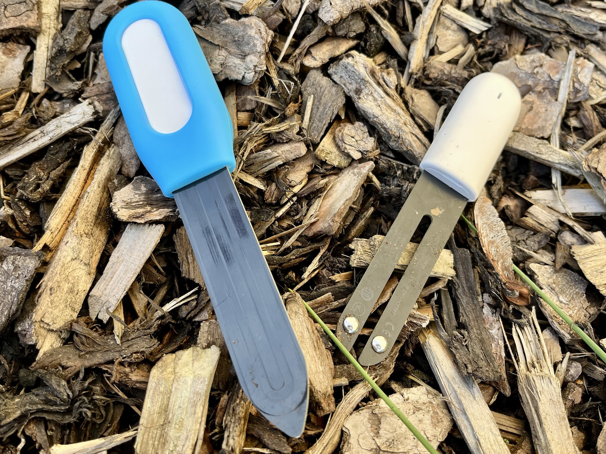 A photo showing a Zigbee plant monitor on the left and a Bluetooth plant monitor on the right
