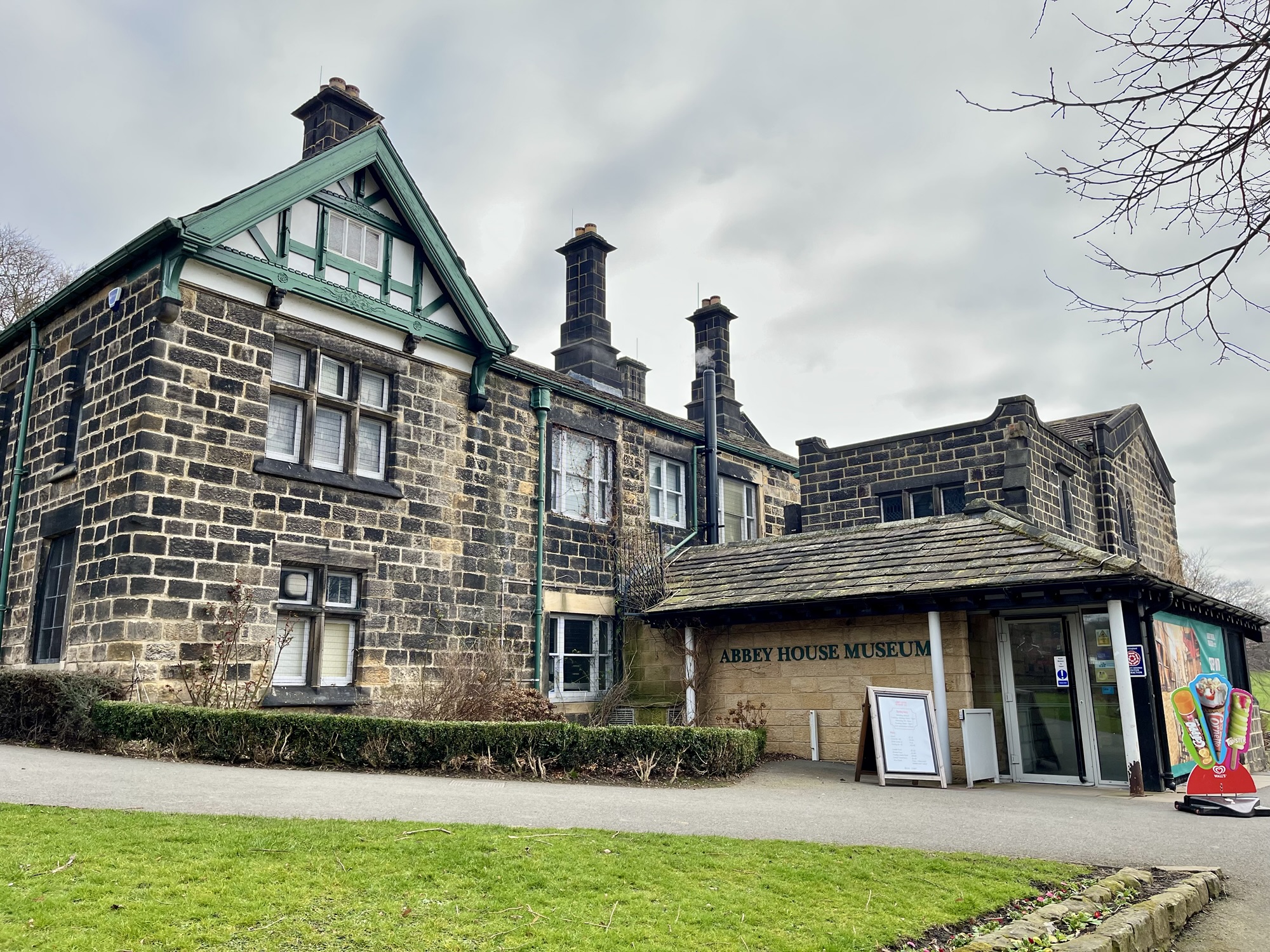 A photo of the outside of the Abbey House Museum.
