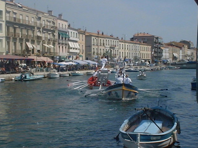 A photo of some water jousting at Sète