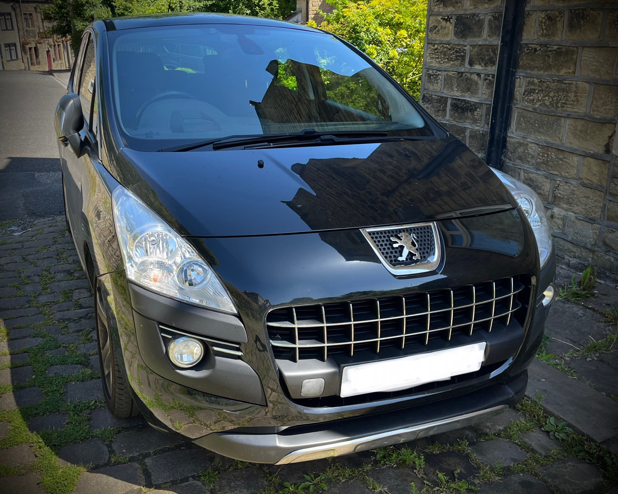 A photo of a black Peugeot 3008.