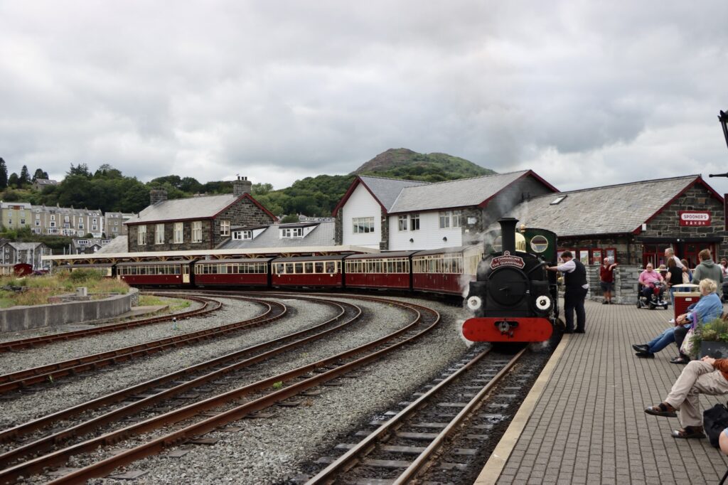 A narrow gauge steam locomotive called Linda at Portmadog Harbour station on the Ffestiniog Railway